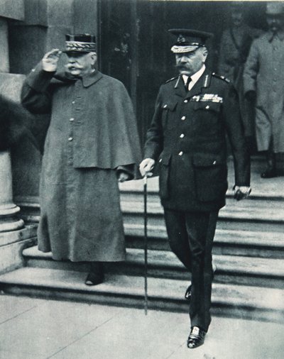 Britse oorlogminister en Franse generaal: Lord Kitchener en generaal Joffre, uit The Illustrated War News, 1916 door English Photographer